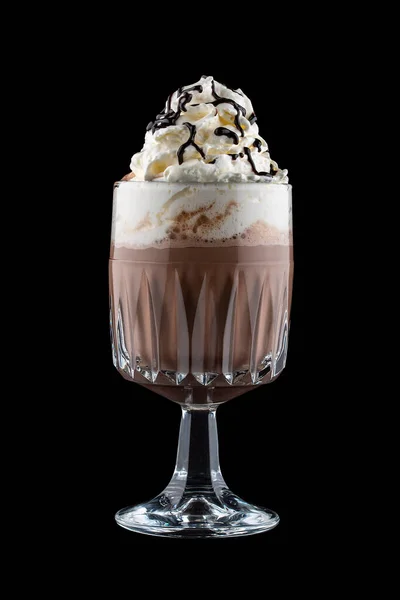 オリジナルのガラスタンブラーのクリームとチョコレートシロップでコーヒードリンク 暗い背景に孤立した — ストック写真