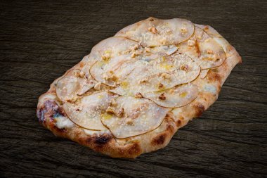 Armut, ceviz, şırınga soslu, mantar yağlı pizza. Ahşap arka planda Roma pizzası dikdörtgeni