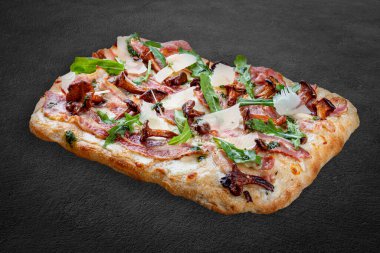 Pastırmalı, reçelli, roka, mozzarella, parmesan soslu pizza. Koyu arkaplanda Roma pizzası dikdörtgeni