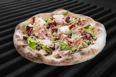 Pastırmalı, reçelli, roka, mozzarella, parmesan soslu pizza. Koyu arkaplanda Napolitan yuvarlak pizza