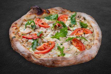 Tütsülenmiş tavuk, roka, peynir sosu, mantar ve pesto soslu bianco pizza. Ahşap arka planda Napolili yuvarlak pizza.