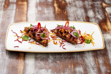 Dana beyinli ve soğanlı çavdar ekmeği. Ahşap bir arka planda.