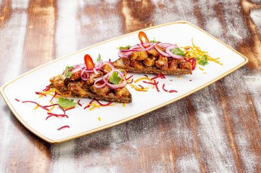 Dana beyinli ve soğanlı çavdar ekmeği. Ahşap bir arka planda.