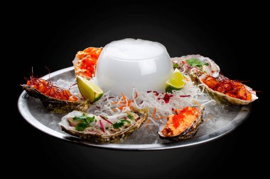 Trio Ceviche, marine edilmiş deniz ürünleri, deniz tarağı, levrek, ton balığı. Mutfağa koşun. Siyah bir arkaplanda.