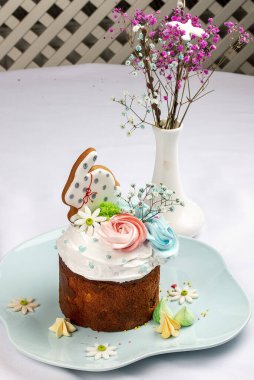 Süslü, biblolu ve malzemeli Paskalya pastası..