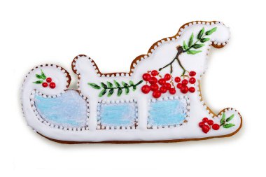 Kızak şeklinde zencefilli çörekler. Şenlikli bir ziyafet. Beyaz bir arkaplanda izole edilmiş. 