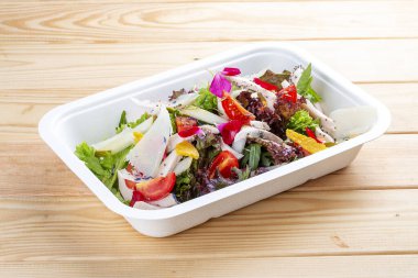 Hindi sous-vide salatası. Sağlıklı beslenme. Paket yemek. Çevre ambalajı. Ahşap bir arka planda.