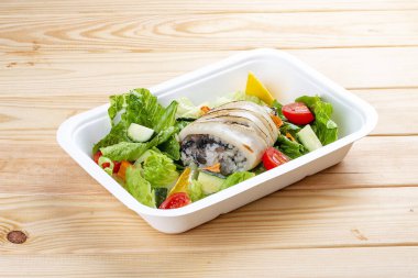 Pirinç ve mantarla doldurulmuş mürekkep balığı. Sağlıklı beslenme. Paket yemek. Çevre ambalajı. Ahşap bir arka planda.