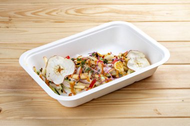 Turunçgil soslu tavuk göğsü salatası. Sağlıklı beslenme. Paket yemek. Çevre ambalajı. Ahşap bir arka planda.