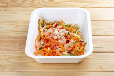 Karides ve doğranmış sebzeli salata. Sağlıklı beslenme. Paket yemek. Ekolojik ambalaj. Ahşap bir arka planda.