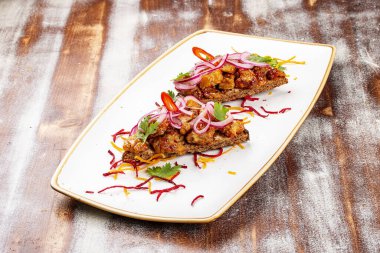 Dana beyinli ve soğanlı çavdar ekmeği. Ahşap bir arka planda.