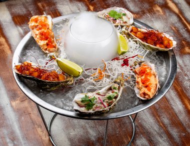 Trio Ceviche, marine edilmiş deniz ürünleri, deniz tarağı, levrek, ton balığı. Mutfağa koşun. Ahşap bir arka planda.