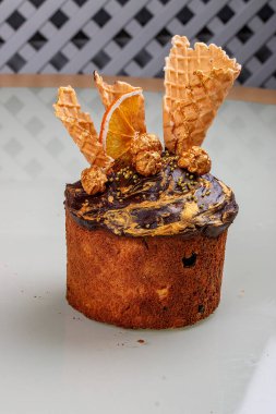 Süslü, biblolu ve malzemeli Paskalya pastası..