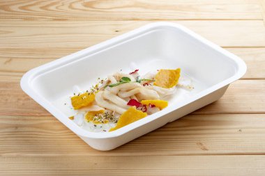 Dukan 'a göre yoğurtta kalamar varmış. Sağlıklı beslenme. Paket yemek. Çevre ambalajı. Ahşap bir arka planda.