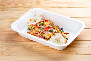 Turunçgil soslu tavuk göğsü salatası. Sağlıklı beslenme. Paket yemek. Çevre ambalajı. Ahşap bir arka planda.