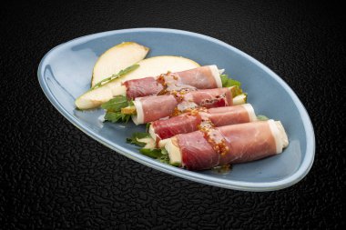 Krem peynirli ve armutlu hamon dürümleri. İzole edilmiş resim