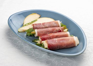 Krem peynirli ve armutlu hamon dürümleri. İzole edilmiş resim