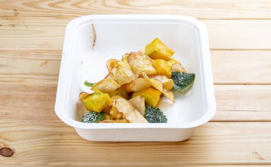 Nane aromalı meyve salatası. Sağlıklı beslenme. Paket yemek. Ahşap bir arka planda.