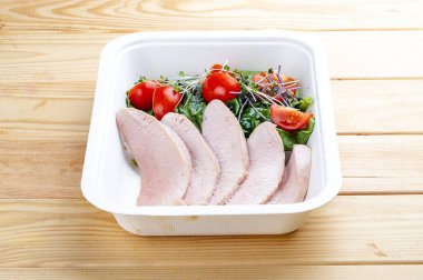 Sebzeli hindi. Sağlıklı yiyecekler. Paket yemek. Ahşap bir arka planda.