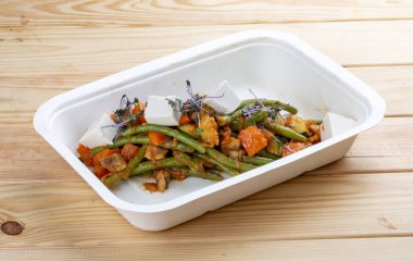 Sade sebzeler. Sağlıklı beslenme. Paket yemek. Ekolojik ambalaj. Ahşap bir arka planda.