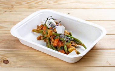 Sade sebzeler. Sağlıklı beslenme. Paket yemek. Ekolojik ambalaj. Ahşap bir arka planda.