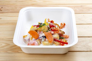 Sebzeli yahni. Sağlıklı beslenme. Paket yemek. Ahşap bir arka planda.