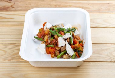 Sade sebzeler. Sağlıklı beslenme. Paket yemek. Ekolojik ambalaj. Ahşap bir arka planda.