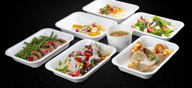 Çevre dostu konteynırlarda hazır renkli ve besleyici yemek setleri var..