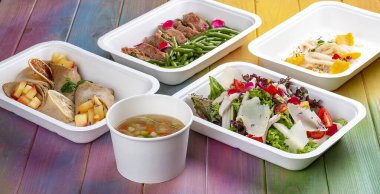 Çevre dostu konteynırlarda hazır renkli ve besleyici yemek setleri var..