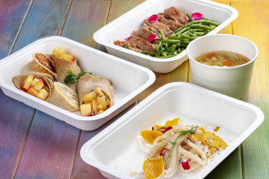 Çevre dostu konteynırlarda hazır renkli ve besleyici yemek setleri var..