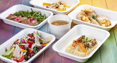 Çevre dostu konteynırlarda hazır renkli ve besleyici yemek setleri var..