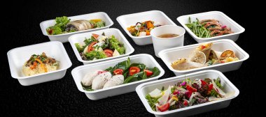 Çevre dostu konteynırlarda hazır renkli ve besleyici yemek setleri var..