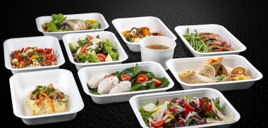 Çevre dostu konteynırlarda hazır renkli ve besleyici yemek setleri var..