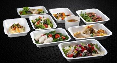 Çevre dostu konteynırlarda hazır renkli ve besleyici yemek setleri var..