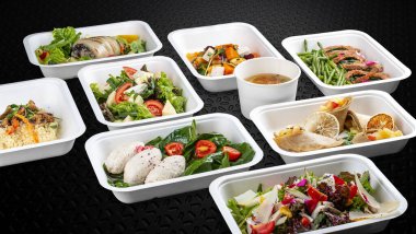 Çevre dostu konteynırlarda hazır renkli ve besleyici yemek setleri var..