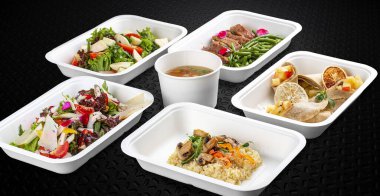 Çevre dostu konteynırlarda hazır renkli ve besleyici yemek setleri var..