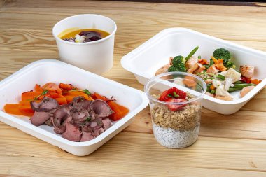 Çevre dostu konteynırlarda hazır renkli ve besleyici yemek setleri var..