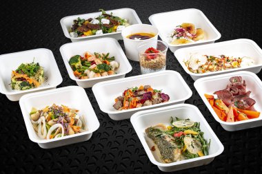 Çevre dostu konteynırlarda hazır renkli ve besleyici yemek setleri var..