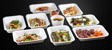 Çevre dostu konteynırlarda hazır renkli ve besleyici yemek setleri var..