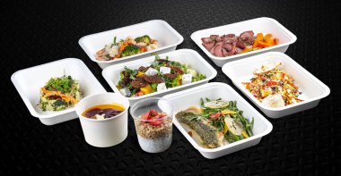 Çevre dostu konteynırlarda hazır renkli ve besleyici yemek setleri var..