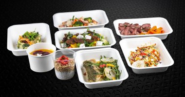 Çevre dostu konteynırlarda hazır renkli ve besleyici yemek setleri var..