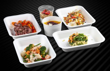 Çevre dostu konteynırlarda hazır renkli ve besleyici yemek setleri var..