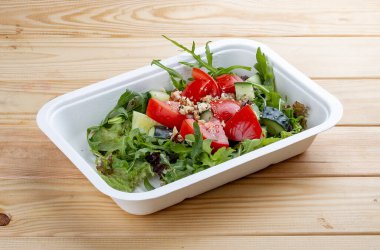 Cevizli sebze salatası. Sağlıklı yiyecekler. Paket yemek. Ahşap bir arka planda.