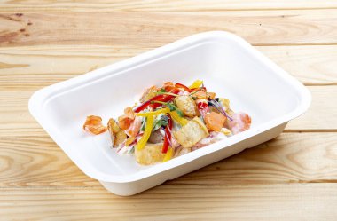 Sebzeli yahni. Sağlıklı beslenme. Paket yemek. Ahşap bir arka planda.