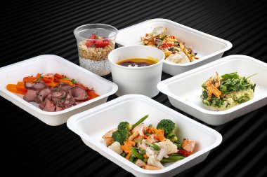 Çevre dostu konteynırlarda hazır renkli ve besleyici yemek setleri var..