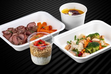 Çevre dostu konteynırlarda hazır renkli ve besleyici yemek setleri var..