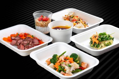 Çevre dostu konteynırlarda hazır renkli ve besleyici yemek setleri var..