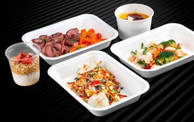 Çevre dostu konteynırlarda hazır renkli ve besleyici yemek setleri var..