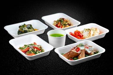 Çeşitli sağlıklı ve lezzetli yemek seçenekleri uygun ve sürdürülebilir yemek için çevre dostu kaplarda paketlenmiştir..