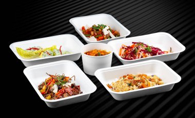 Çeşitli sağlıklı ve lezzetli yemek seçenekleri uygun ve sürdürülebilir yemek için çevre dostu kaplarda paketlenmiştir..